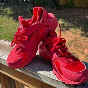 NIKE Air Huarache Triple Red Shoes! Women’s size 8.5. Excellent condition !